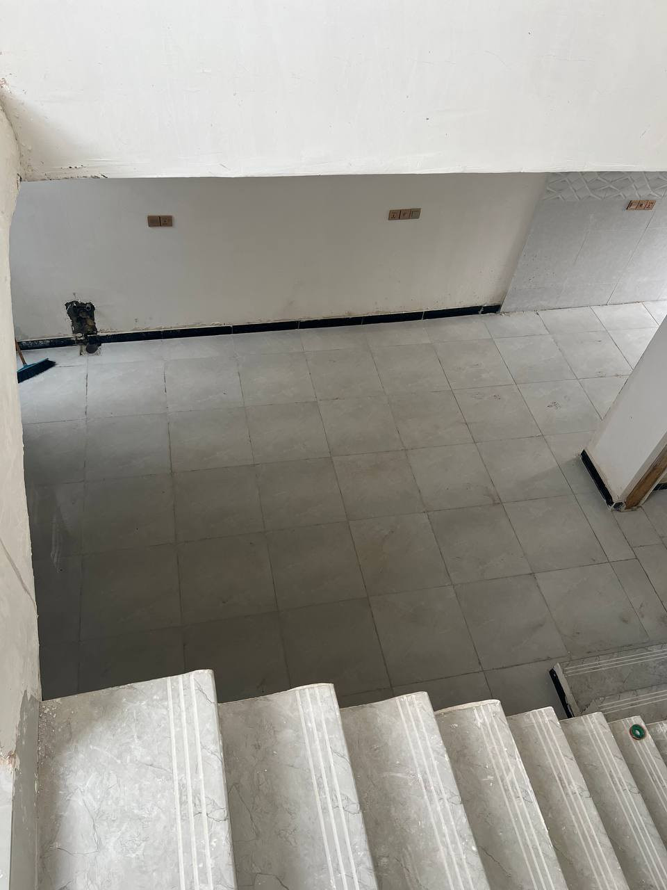 مشتمل البيع كوت حي الحكيم شارع علاء غريب مساحه 110متر اساس رفته بناه طابوك سقف صب جاهز السكن بيت جديد غير مسكون سعر ٤٥ بي مجال
ستفسار ***********
