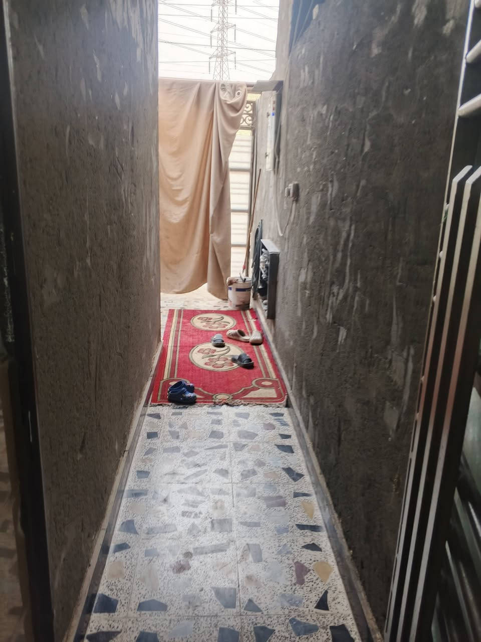 السلام عليكم دار للبيع المساحة 100اقرار25خلف مول الأمراء شارع الملح البيت جاهز من كلشي ماء كهرباء جاهز اتصل ***********
