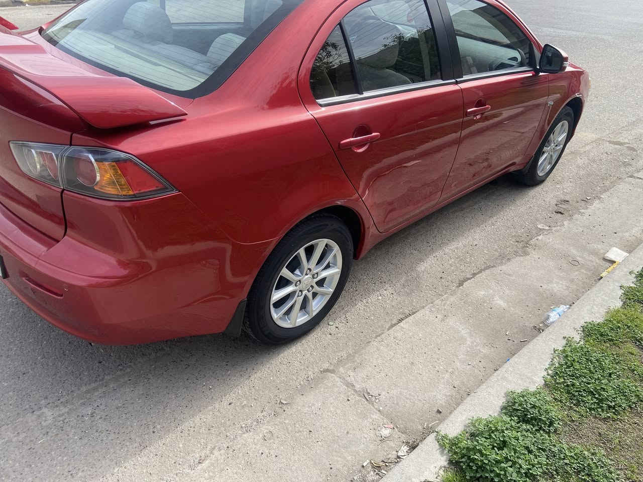 لانسر ٢٠١٦
ماشية ٤٩ الف 
مكفولة من البارد والصبغ 
بيه ملاحظات موضحة بلصور 
فتحة سلايد شاشة وكامرة 
تحكم ستيرن 
118 وبيها مجال 
مكاني بغداد السيدية 

***********
