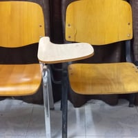 ستولات وسبورات و كراسي وميز بحالة جيده للبيع متوفر عدد  للاستفسار التو...