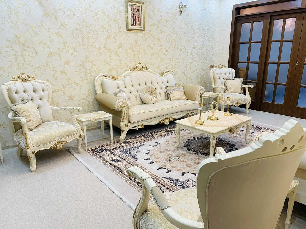 تاقمێک قەنەفەی کلاسیکی تورکی زۆر زۆر تازە و کەم بەکار هاتوو ماوەیەکی کەمە کڕدراوە بۆ فرۆشتن لەگەل تاقمێک تەپڵەک و مێزی ناوەڕاست و پەردەکەی  هەموی زۆر جوان و 
تازەن وەک لۆک وان  

شوێن سلێمانی


**إذا كنت صاحب هذا الإعلان وتريد حذفه لأي سبب، رجاءا أرسل رسالة إلى الدعم الفني**