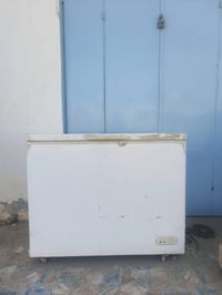 يوجد مجمده للبيع شغاله مابيه اي خلل بس تشغل  السعر 100  رقم الهاتف  07...
