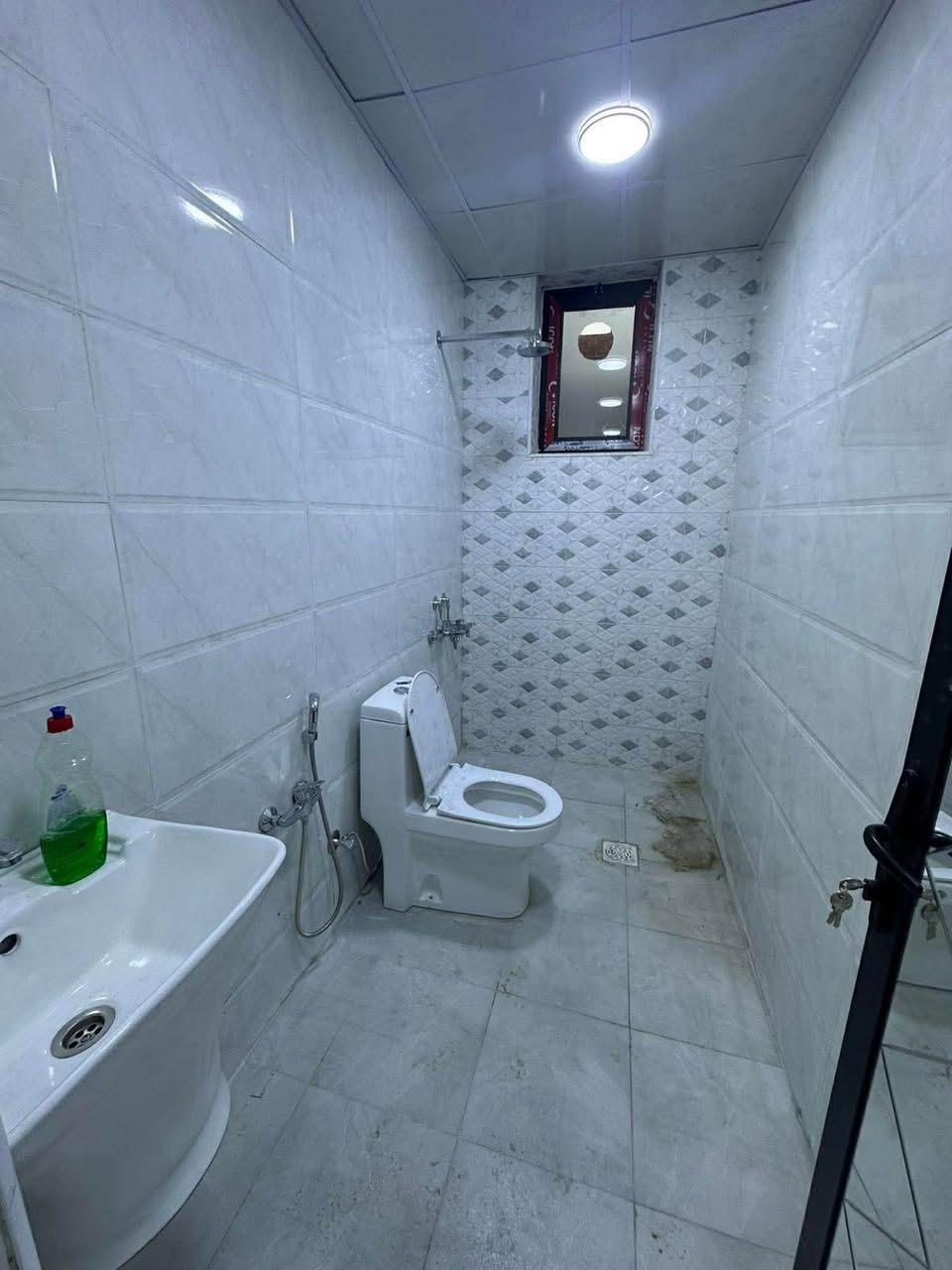 #لـلايـجـار فـي السيـديـة

شقتين زيرو ممسكونات طابق اول وثاني كل طابق يحتوي على غرفه نوم وصاله ومطبخ وخدمات صحيـة .

لـلاستفسار : *********** متوفر واتساب .

بأمكانك عرض عقارك عندنا 
زبائننا الكرام نستقبل كافة عروضكم وطلباتكم 

#مكتب_القيسي_للعقار_والأعمار
شارع المركز مقابل مستلزمات التفاح الاخضر .
