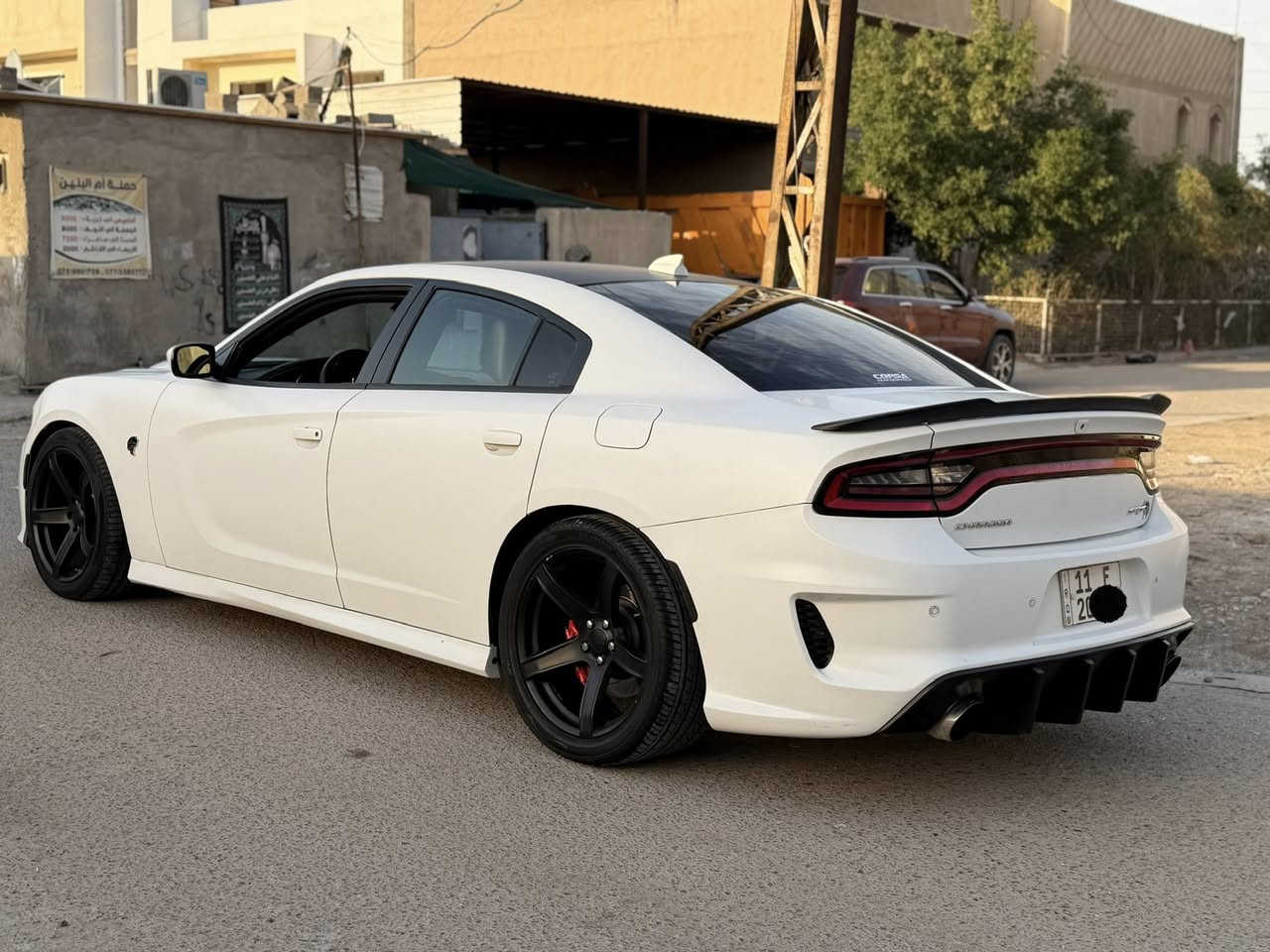 السلام عليكم دودجج جارجر هلكات سوبر جارج 🚀🚀فول تزويد 2017 ماشية 43 حقيقي عليها bbf ضمان 5 سنوات 
بيها ثلاث ثلاث قطع بونيد مبدل وايلد بدي جاملغات الامامي صبغ بدون دواخل 
فول موصفات 
فتحة سقف 
تدفئة تبريد كشنات 
تدفىة تبريد كلاص دشبول 
دركة شاشه 
شوتة رياضي اصلي امريكي
اكزوز رياضي. اصلي امريكي
وهواي شغلات 
سعر 30$ وبيها مجال جدا قليل 
***********
