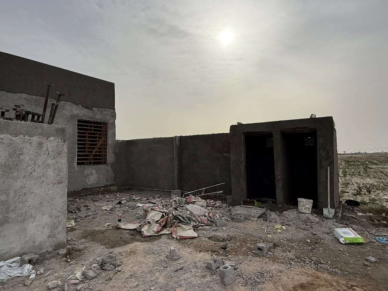 السلام عليكم بيت للبيع المساحه الكليه ١٠٠٠ متر البناء ٣٠٠ متر يتكون من ٢ غرف وصاله و استقبال ١٠ +٤ بناء بلوك أساس طابوك السقف صب كونكريت حاليا تحت الإنشاء تسليم مفتاح متوفر كافه الخدمات التبليط لحد باب البيت مولد ذهبي أناره ليليه شارع عرض ١٥ متر العنوان نجف طريق كربلاء عمود ٢٠٥ جهت ياعلي عقد ٣٥ قرار محكمه السعر ٥٥ مليون وبيه مجال  الاستفسار ***********
