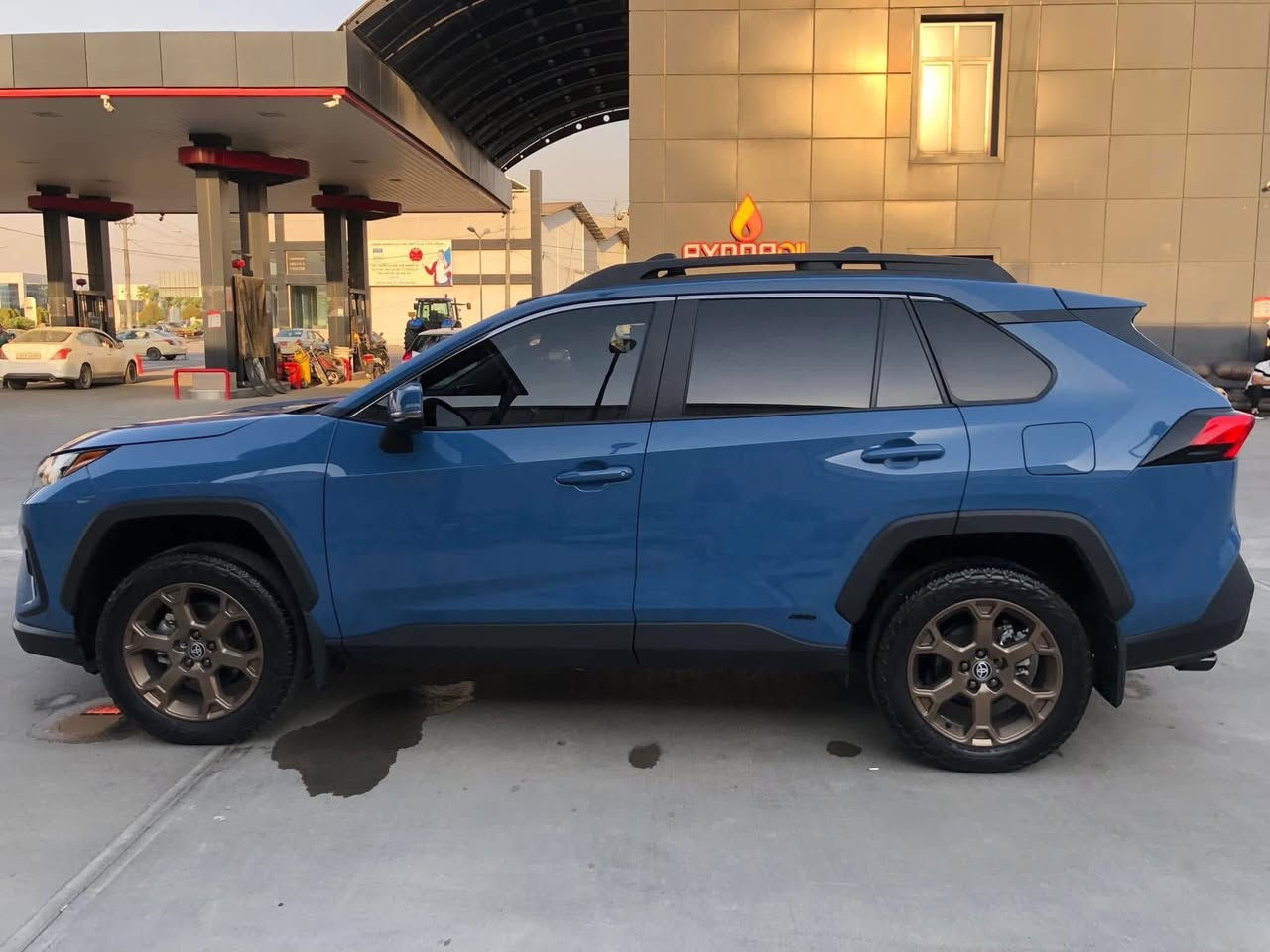 هايبرد RAV4 XLE 2023
السيارة بدون صبغ   
بصمه تشغيل
 بصمه ابواب
كراسي كهرباء 
اضوية اماميه زنون
لد امامي زنون 
رادار امامي 
اوتو ستوب
اوتو هاند بريك 
مانع انزلاق
دفع رباعي 
بلوتوث  ،
الإطارات الرياضية التي تأتي باللون البرونزى،
شاشة كبيرة وكاميرا ع الشاشه الرئيسية 
كاميرا خلفيه مع تحديد مسرب 
خاصية مراقبة النقطة العمياء في المرايا الجانبية 
خاصية التنبيه من حركة المرور في الخلفية 
مكابح الطوارئ التي تعمل قبل الاصطدام 
خاصية الكشف عن حركة المشاة حول السيارة 
خاصية التنبيه من مغادرة حارة الطريق 
خاصية البقاء داخل المسار 
خاصية مثبت السرعة التكيفي على الطريق
 ماشية  22 الف  
السيارة مرقمة  رقم اربيل 
سنوية هزة جديدة 
للاستفسار الاتصال واتس اب 
***********
