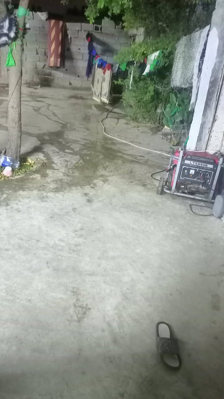 بيت حواسم للبيع مساحه ٣٠٠ وهيكل ما كامل ويا البيت بلحسينيه بشارع ابو علي المضمد سعره ١٠ وبي مجال شراي تصل***********
