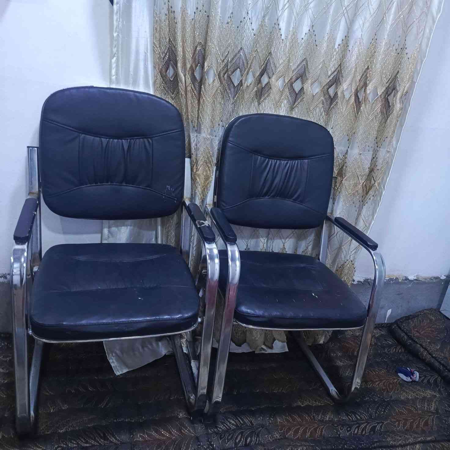 السلام عليكم
كراسي ابيض  العدد 4

كرسي مكتبي العدد 2

السعر مناسب 
التواصل ع واتساب فقط 
*********** ع واتساب
