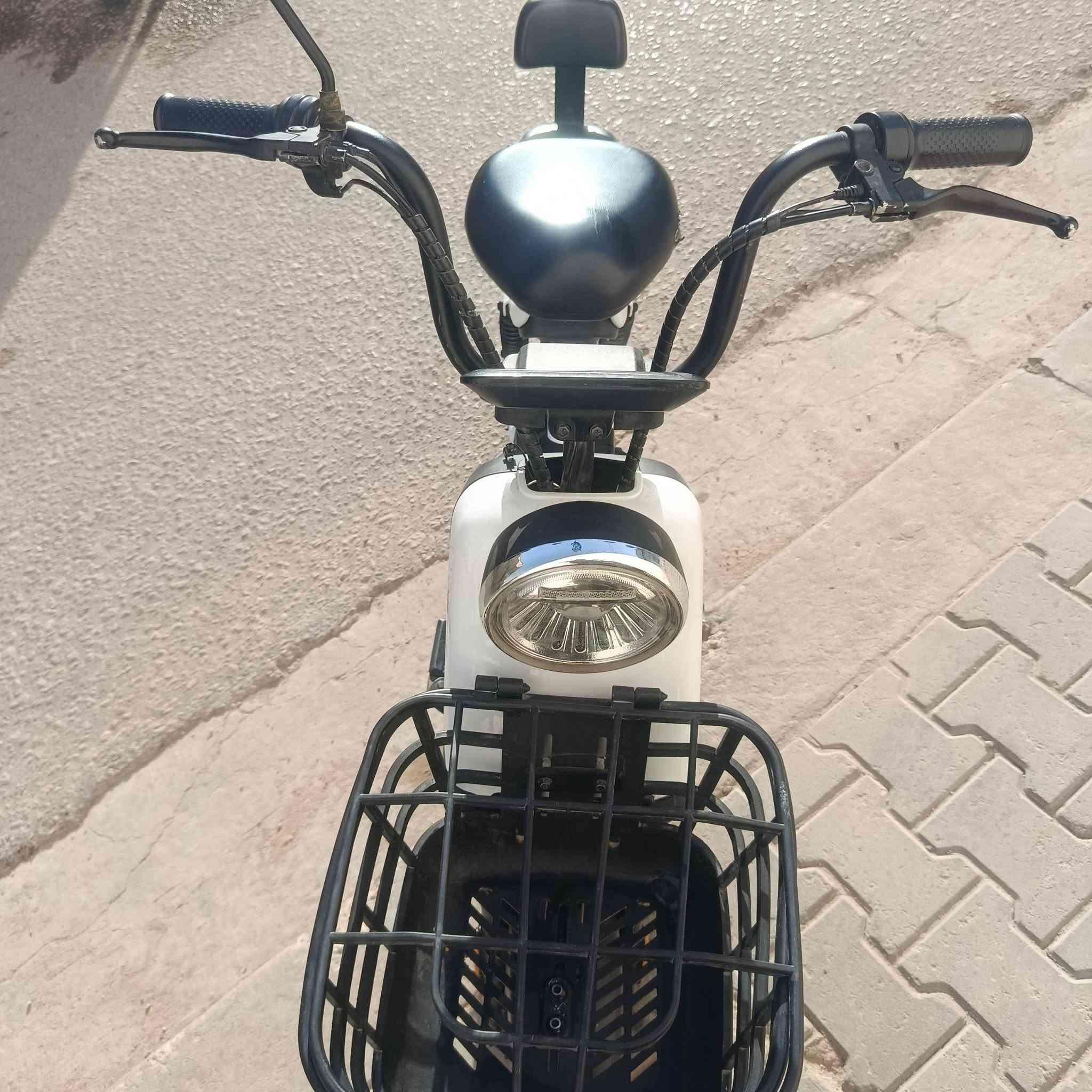 دراجه شحن
بريمر kuama حجم 14 
4 بطاريات جدد 
دراجه اخت الجديده نضيفه حيل 
تايرات بوضع الوكاله مختمات 
مرايه + سله + بريكات جدد 
كهربائيات كله شغاله 
دراجه 48v شلعه قويه وسريعه كلش 

دراجه جديده لحد يكسر بسعره 260 وبيه مجال 

رقمي *********** 
متواجد ماسنجر
