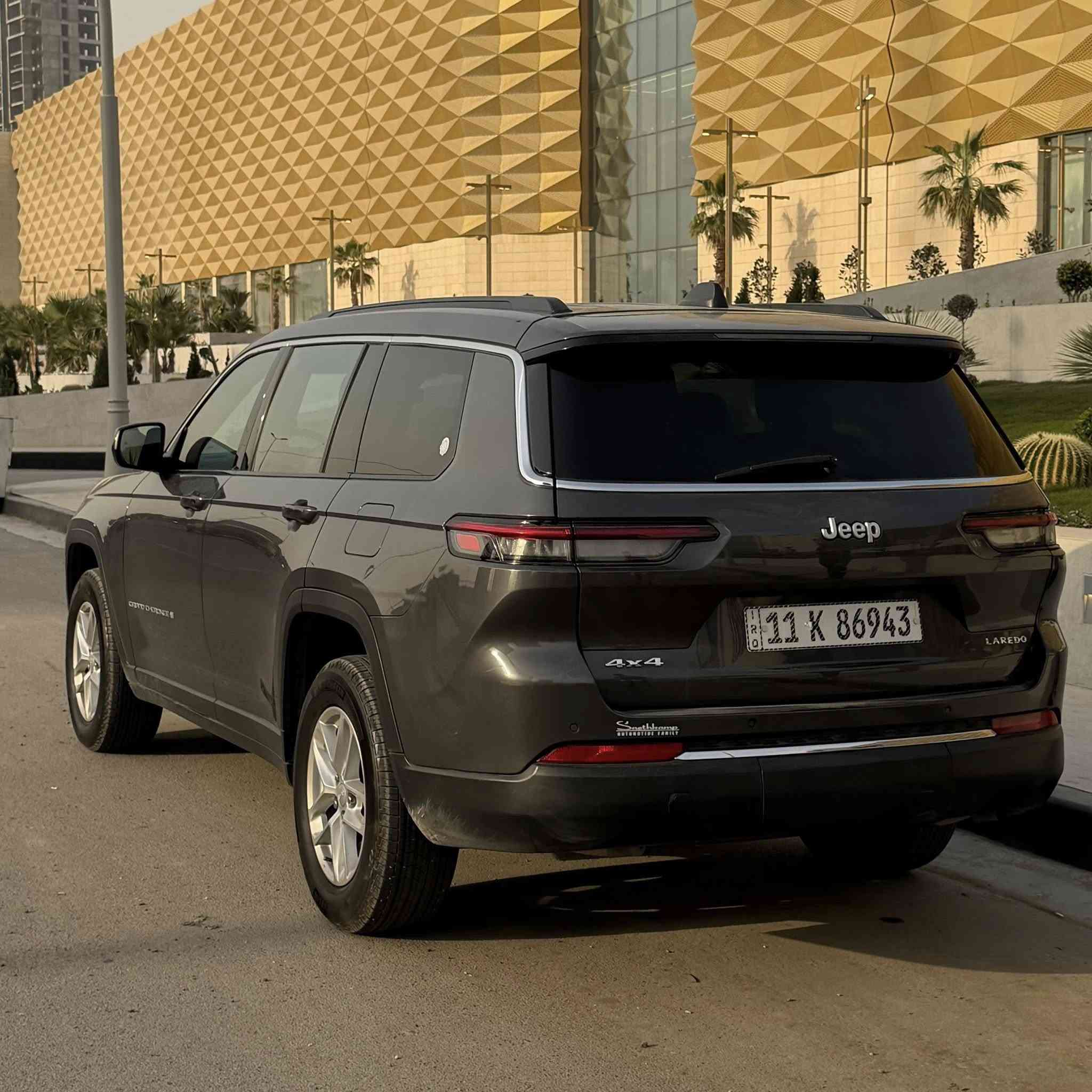 جيب 2024 وارد امريكي
سعر السيارة 31000$
ماشية 14،000km بعدها جديدة 
ضربتها خفيفه جدا ً موضحة بالصور 
صبغ قطعتين جاملغ خلفي + باب خلفي 
تبديل دعامية خلفية اصلية للسيارة من امريكا 

مواصفات السيارة : 

1.  محرك 3600 مكفول 
2.  ⁠كشنات منفصلة vip 
3.  ⁠عدد الركاب 6  
3.  ⁠كامرا + حساسات + رادار امامي خلفي 
4.  ⁠مثبت سرعة/ تعديل مسار 
5.  ⁠ 3 قطع تبريد 
6.  كار بلي (carplay) 
7.  ⁠ شاشة حجم كبير 
8.  ⁠كير ماوس 
9.  ⁠شفتات + تحكم استيرن 
10.  ⁠رادار جانبي 
السيارة نظيفة جداً مكانها بغداد / الكرادة 
للتواصل :

***********
