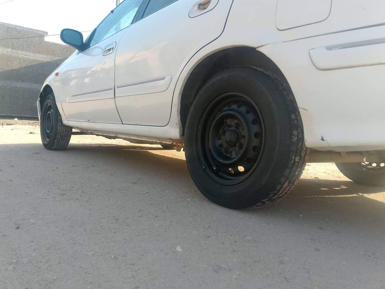 السلام عليكم السيارة مزاد وزارة الداخليه بيها وكاله بسمي اقل الشهر يجي قرصها ترقيمها عل دوله نيسان سني 2003 مكينه وكير  وتخم تاير مكفولات حداديه نص عمر مكفوله من الحادث بيها مكانات صبغ مكاني كربلاء المقدسة// رقم الهاتف/*********** السعر /55
