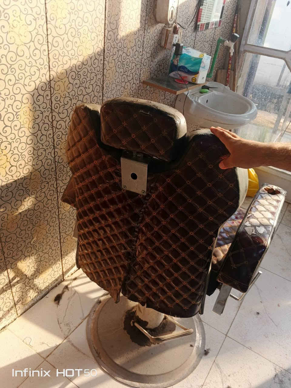 السلام عليكم 

كرسي ملكي للبيع نظيف كلش الجك شغال 
يحتاج فقط ترتيبات 
تريده للحلاقه تريده لمكتب معين 
***********
