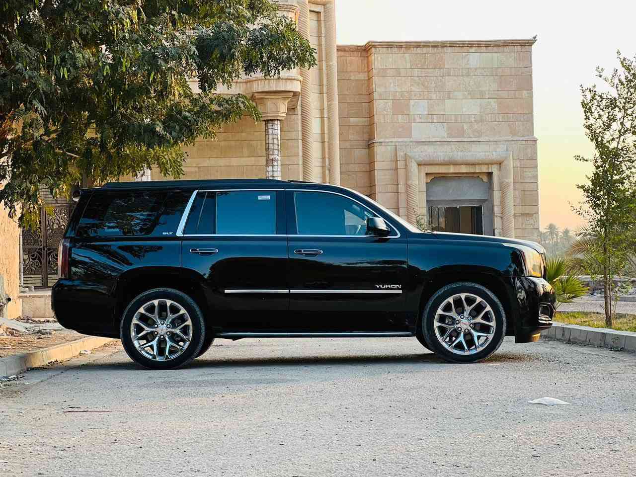 سلام عليكم GMC  يوكن سياره كفاله عامه من كلشي وارد كندي  فول مواصفات رقم بغداد الجديد  كير مكينه   كفاله عامه السياره من كلشي.   كشنات ملكي   تدفه تبريد.    سياره  مواصفات دنلي  كشنات كهرباء باب الخلفي كهرباء  لايت زنون  حساسات. بيه شاشه الجبيره   و قاصه  بيه المكان                            مكان البصره الزبير.                                                                           الاستفسار  ***********.                 ***********
