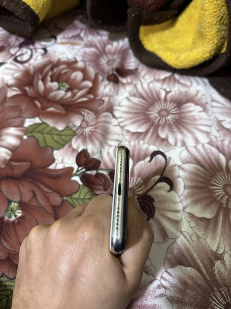 السلام عليكم آيفون اكس عادي ذاكره 64 بطاريه68 وضع شركه تك سيم فيس إيدي شغال الجهاز مبدل شاشه نوعيه زينه ألوان حلوه وبي فطر بل ضهر مثل ما موضح بالصوره التواصل *********** ما متواجد عل فيس السعر 140 وبي مجال
