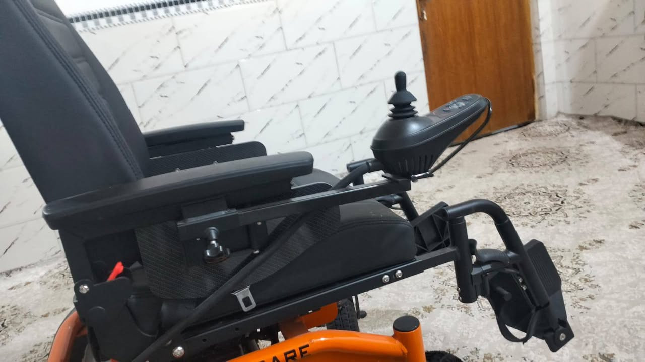 كرسي متحرك وسعرها مناسب جدا تواصل ***********
