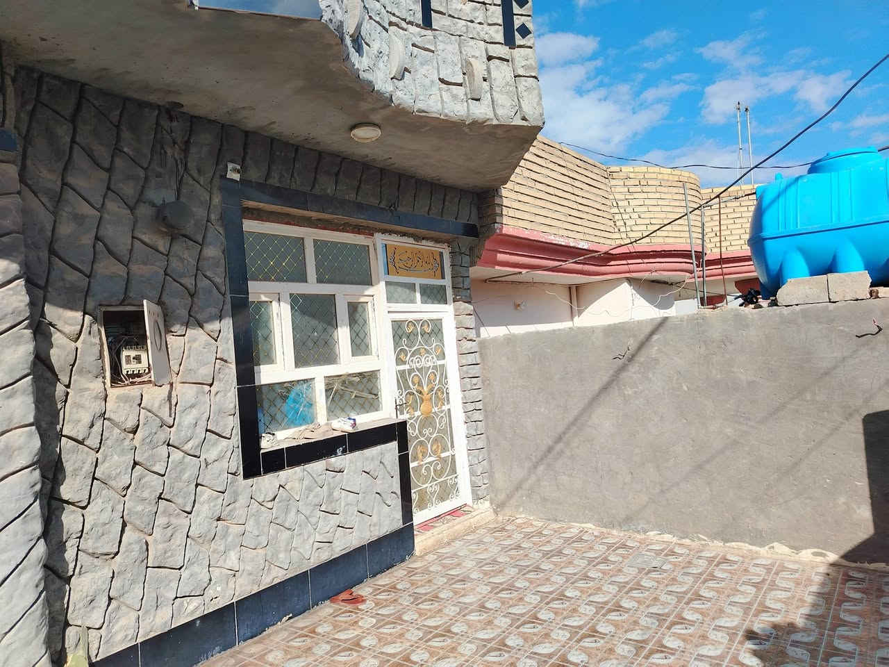 دار للبيع بناء حديث 2019 طابو صرف مساحة240 م مكانه حي الجهاد اول فرع بالقرب من الشارع الجديد واجهة البيت 12 م الطول 20 م يتكون من مطبخ 4×5 سيراميك + (استقبال 5×8 تغليف سيراميك ) +(2 غرف نوم 4×5 تغليف ايزار سيراميك) +(صالة5×8 درج فر) صحيات خارجية +مطبخ حراري+ سطح اشتاكير جديد + ترك خلفي مع جانبي خطوط كهرباء 3 خطوط ماء 2 + بير ماء حلو للاستفسار على الرقم ***********
