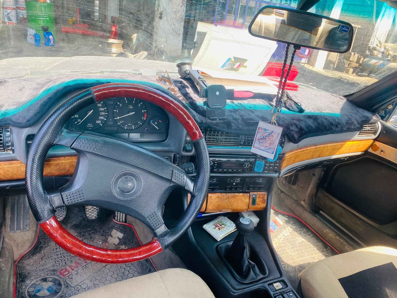 BMW للبيع 
٧٤٠ اصل 
كير عادي محرك ٣.٥ 
صدر جديد كهربائيات تخم تاير بالجيس 
صبغها شوية جارد ونقصها دعاميات وتبريد 
رقم ديالى بأسمي تحويل ثاني يوم 
سعر ٣٥$ 
***********

