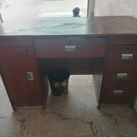 ميز مكتب • نضيف • بيه مجال