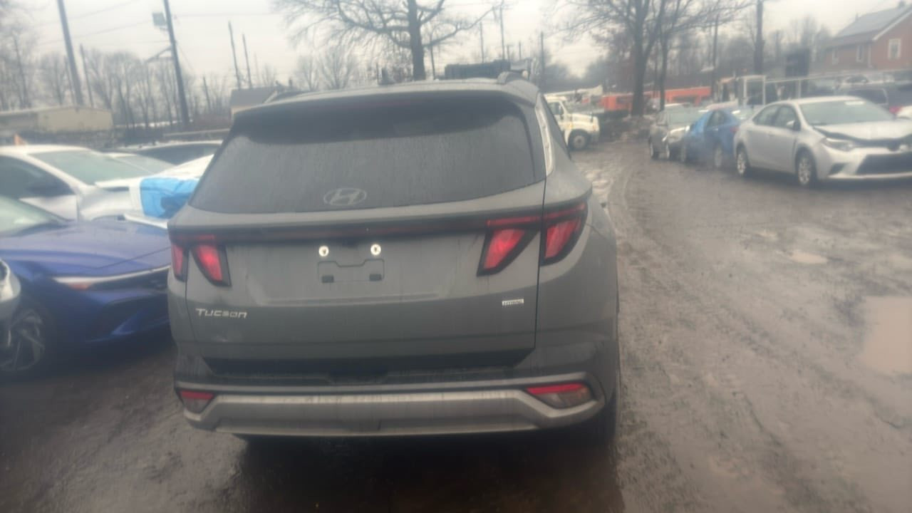 سلام عليكم توسان 2025 sel ماشيه11 الف السيارة طالعه من امريكا للعقبه غراضة محمله داخل السيارة سعره 130 شامل النقل  عنوان مكتب الفخامة للمزادات الامريكية بغداد حي اور ***********
