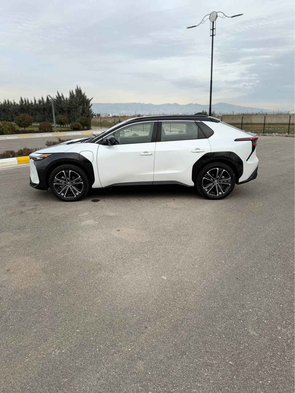 ﷽

سڵاوی خوای گەورەتان لێبێت ئەزیزان 
تۆیۆتا    bZ4X 2023 XLE Midnight(AWD)

ئۆتۆمبێلەکە نیضامی (BEV) واتا فوول کارەبای
دەبڵ ئەکسڵ مواسەفاتی 
راداری 360 پلە وەخەتی جادە 
سەقفی کامل شوشە 
کوشنەکانی جلد و کارەبایە تەبرید مەرکەزیە 
کوشن هیتەر و تەبریدە سوکان هیتەر
گێر ماوس 
شاشیکی گەورەی 12.3 inch وە شاشەکەمان بەنیزامی 
                                                        Car play wifi 
                                                        Android auto 
                                              Wireless charging 
قیاسی ویلەکانمان بە 20 یەت واتا فوول مواسەفات 
لایتی led full 
ئاوێنە کارەبا دژە فوول هیتەر 
4مۆدی هەیە 
نۆڕماڵ
ئیکۆ 
سپۆرت 
ئێکس مۆد واتا مۆدی ئۆفرۆد 
بەگلا یتمان بە led یەت  
تابڵی سیارەکەی تازە تازەیە خۆش کپ کەمترین کاربای ئەوێت بۆ شەحن کردن 
بە نسبەت بۆیاخ 
یەک پەڵە سارد و بۆیاخە 
هەندێک مەسروفاتی کەمیتیا یە 
رەقەم کردنی ٣٠٠ هەزاری تێئەچی 
شەحنی فاست چارج لەگەڵ دایە 
کەم مەسرفترین سیارەیە 

                                      JTMABABA2PA003481 

بۆپەیوەندی کردن :*********** السليمانية, العراق
