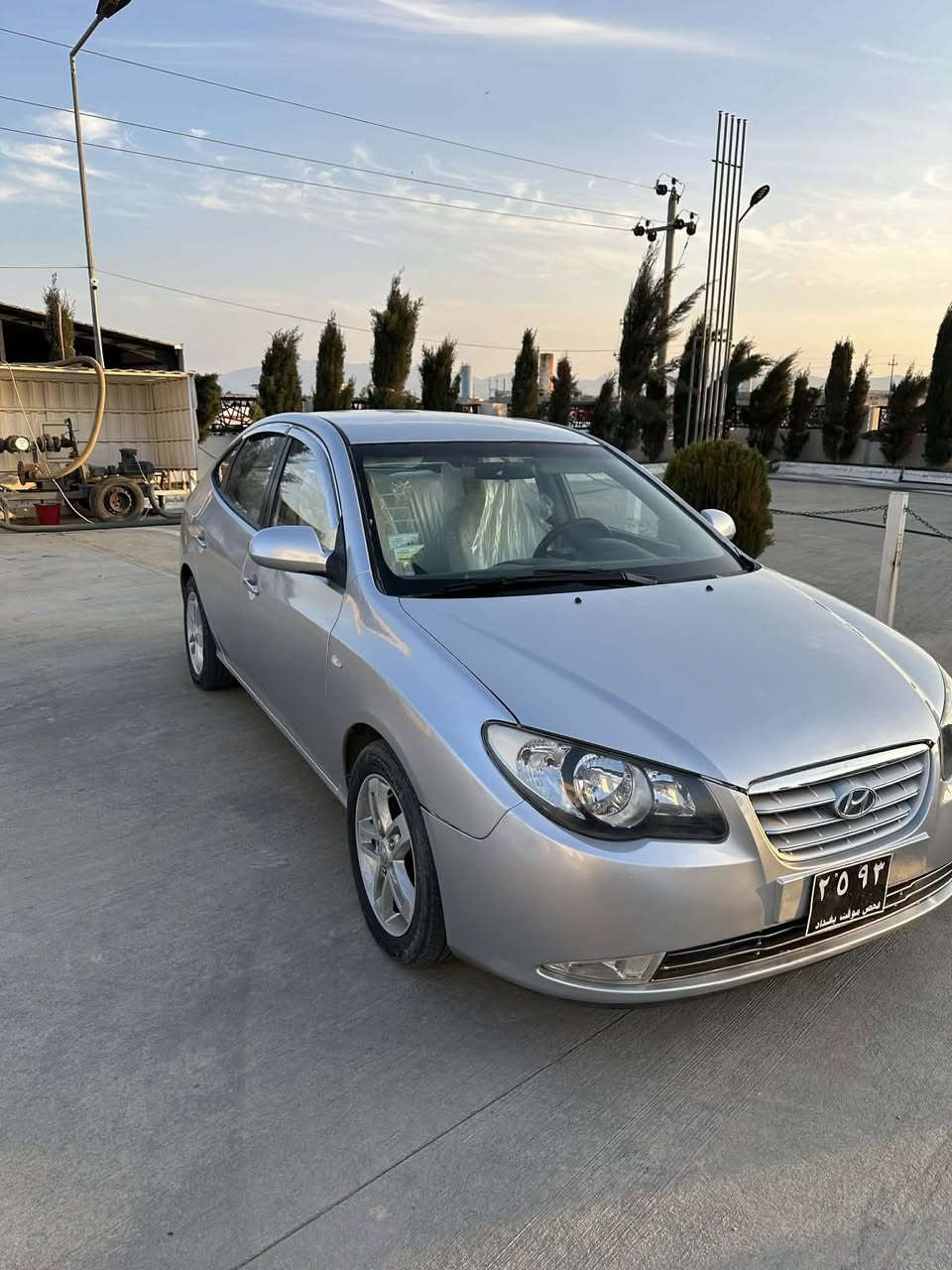 هۆندا ئاڤانتی ٢٠٠٨لۆک لۆک 
بێ چاڵ و شوخت 
بەردی بیلادی تێدا
کوشن جلد و هیتەر  جەگ
ئاوێنەشەفت
تەبریت لەمس

سەیارەکە مەسرەف کراوە هیچ مەسروفێکی تیا نیە تا بڵێ جوانە بێ چاڵ و شوختە 
ڕۆنی تازە گۆڕاوە ٤تایەی لۆکی لەژێرە

سەقفی وەک و شوشەیە 
کەفەر گۆڕاو بە شەرت 
گێڕ و مەکینەی بەشەرت
سەرە دەبڵی لای سەکنی گۆڕاوە
 نرخی ٤٦گەلاو کەمێک مەجال

شوێن چوارقوڕنە 

***********
