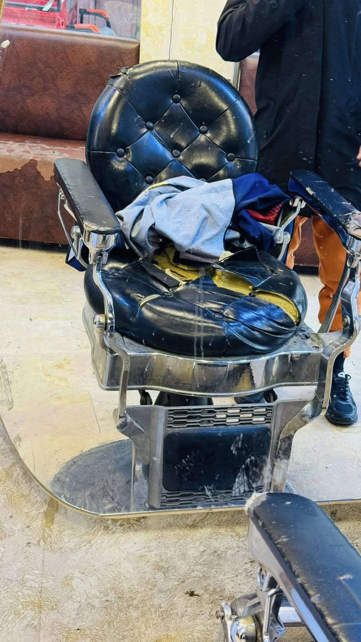 السلام وعليكم ميوزه جدد اشكد ما تصور صار ٣اشهر ماخذهن 
وكراسي شوفت عينكم عدد٢كراسي للبيع سعرهن ٣٥٠ مكاني بغداد الكفاح رقم ***********
