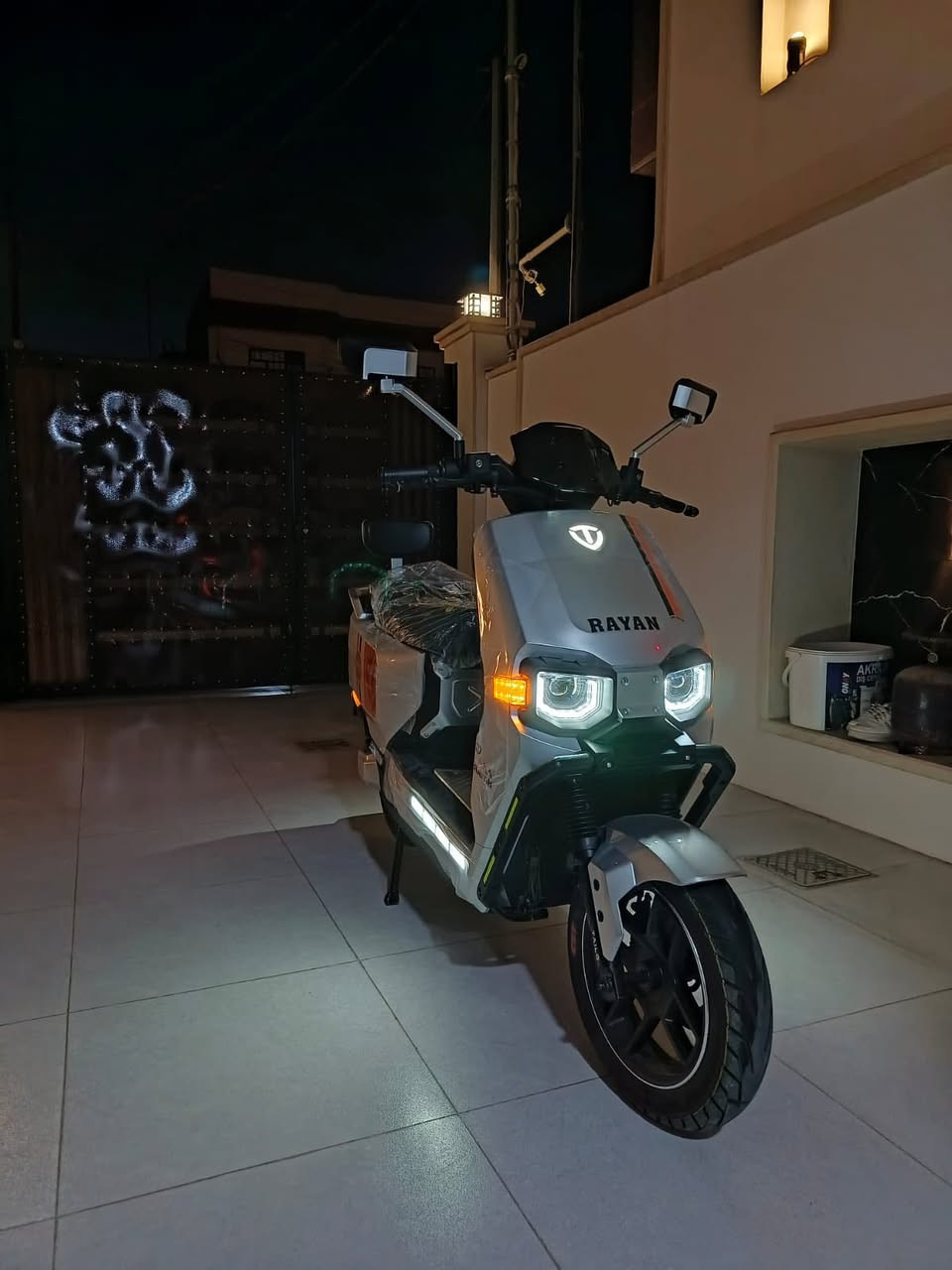 ((للبيع)) 
دراجة الريان RAYAN – وحش الكون

🔋 بطارية كرافين كاربون جل 35 أمبير / 72 فولت

⚡ ملف 2000 واط – سرعة حقيقية 80 كم/

🚀 مدى حقيقي 80 كم

بصمة عدد 2 + تشغيل عن بُعد

🔒 جهاز إنذار ضد السرقة

بريك دسك + دهن ديلات هايدروليك 

🛞 إطارات 12 / 90 / 90

💡 إشارات LED أمامية وجانبية + إشارة رباعية

🔁 إمكانية الرجوع للخلف (R)

🔋 نظام TTFR لإعادة الشحن عند استخدام البريك

مكان// موصل الأيسر ***********
