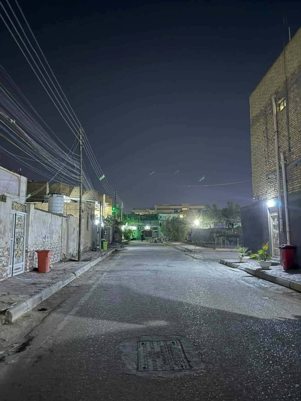 دار للبيع بحي الحسين قرب جامعت العين مساحته 125 طابق واحد بناء وسط البيت ينسكن على شارع 10متر لاستفسار أو واتساب ***********
