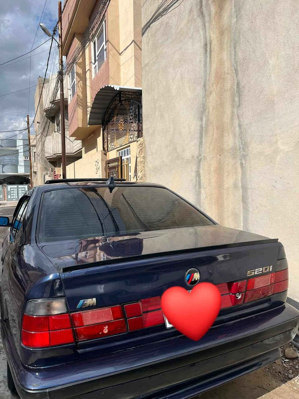 السلام عليكم بي ام للبيع ٥٢٠موديل١٩٩٣ رقم دهوك قديم شرط الوكالة والتحويل صبغ جمالية بدون ضرر مكينة كبس شرط لا صرف ولا نفخ فتحة سقف بيها التبريد كامل فقد ايعوزو راديتر  مكانها الموصل السعر ٦٠وعليها غرامة ٥ونص ينزل من حكها وبيها مجال رقم الهاتف ***********
