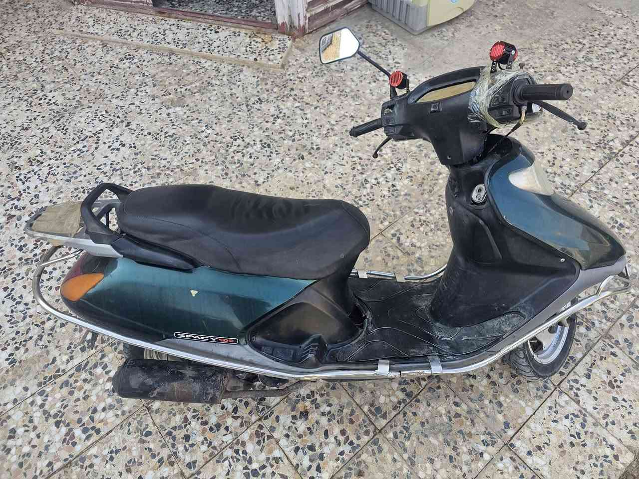 سلام عليكم دراجه سبيسي للبيع كلشي بيها شغال  مفتوحه مبدل زنجيل وذراع
 شغاله سلف وهندر ولايتات اصليه شرار تعال وشوف  مكفوله كفاله عامه سعر 350 وبيها مجال للطيبين
 تنويه متواجد يوم السبت والجمعه 
  رقم  ***********
