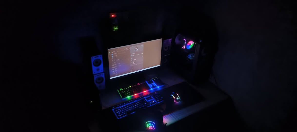 السلام عليكم 
تجميعة اخترافية كيمنك للبيع مواصفات 
Rtx 2070 super 8gb 
R5 5500  المعالج 
Ram 16 gb ddr4 2 pieces
Mother board B540 pro max II
Hard ssd 1512gbyte m. 2 تيرا ونص ٣
Power supply 600watt 
Case (fantech) 4 fan 
Cpu Coller (sama) rgb 
كيبورد ضوئي كيمنك اصلي وزن ثقيل blue led
ماوس ضوئي rgb متغير مع الكيس كيمنك 
Forza horizon 6 +60fps uhd.
Fortnite +200fps 
E football + 80 fps 
Euro truck simulator 2 180fps 
Rouket leg + 370fps 
Pubg mobile 120 fos 
السعر: 950 الف قفل 

للتواصل خااص واتس اب 
***********
