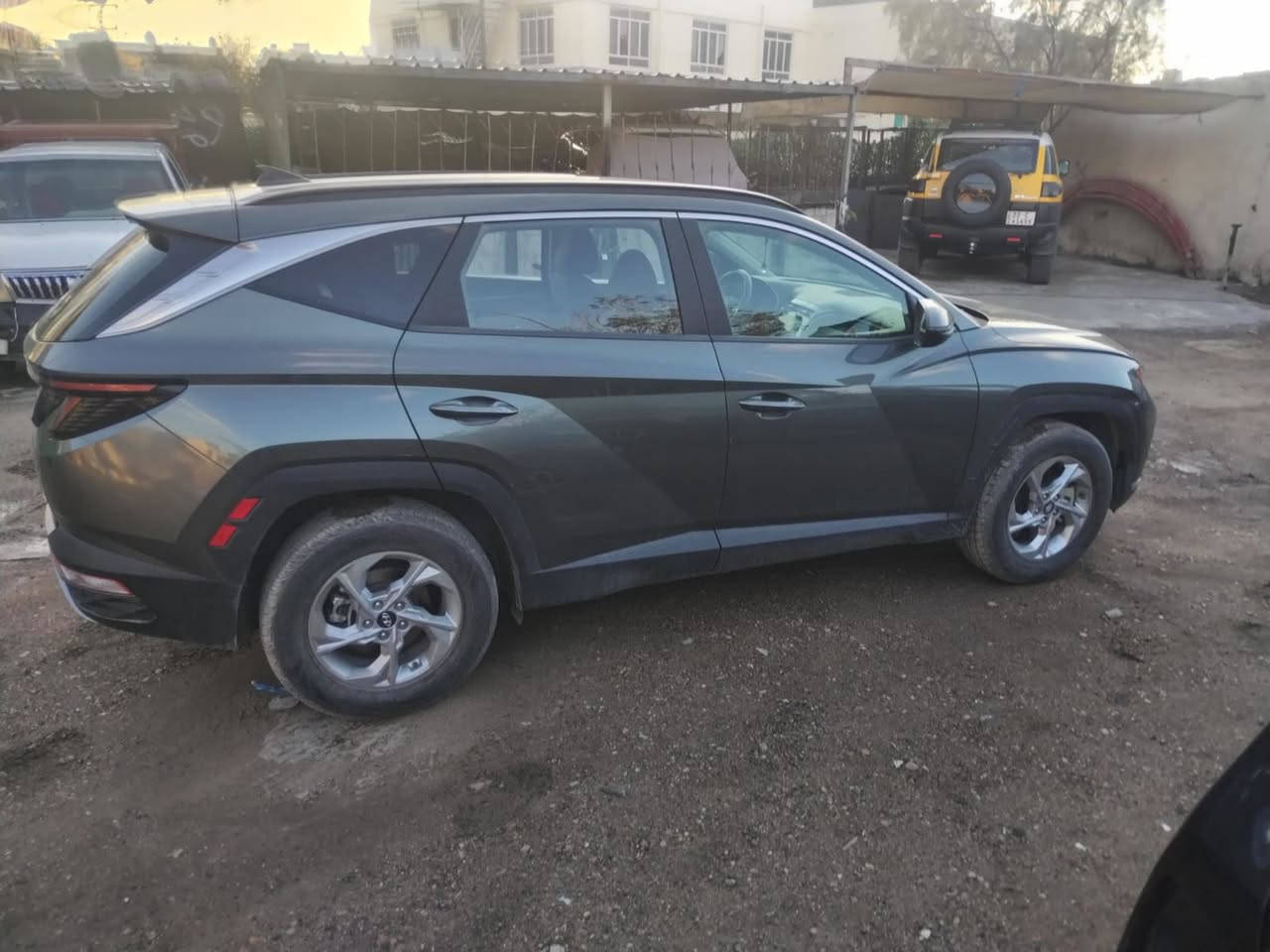 توسان 2022امريكي 
 رقم اربيل صاحبه موجود محرك 2500بصمه حساس امامي او خلفي رادارات شاشه وكامره سياره نضيفه الحادث قبق صندوك صبغ جاملغ او بارد 

ماشيه 46 الف 
 سعرها 180 وبيها مجال بسيط

***********
