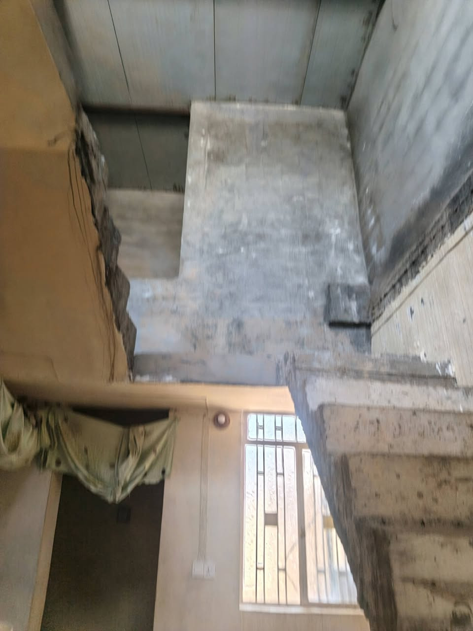 السلام عليكم بيت طابق ثاني بل تحرير 160 ليجار بي غرفه وصاله ومطبخ وحمام وتواليت معزولات هاتف ***********
