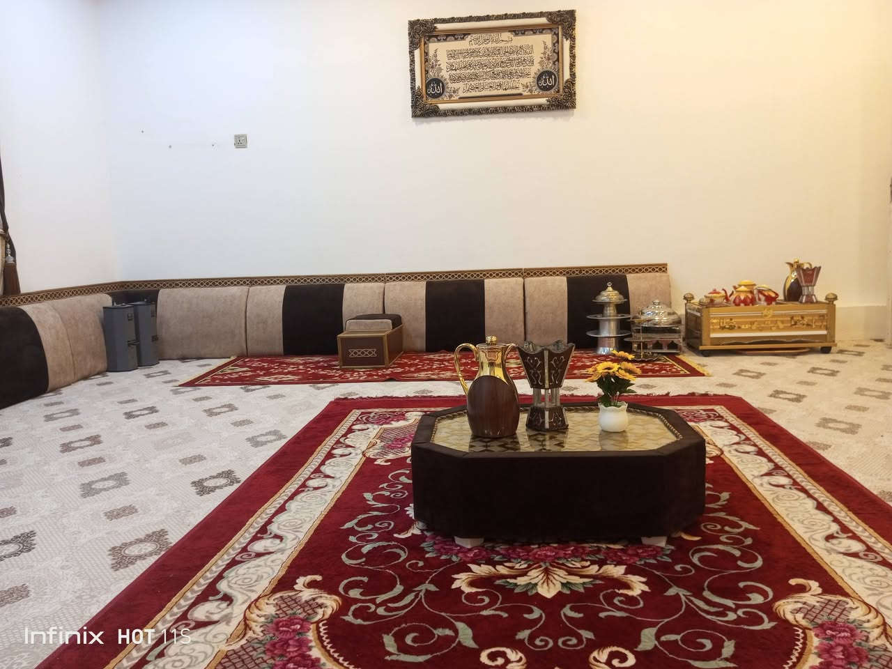 جلسه عربيه 18متر مستعمله قليل نظيفة كلش اخت الجديده سعرها 500الف قفل مكاني البصرة ***********
