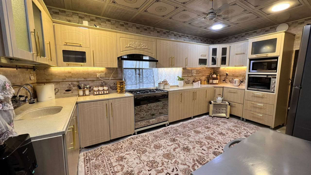 سلام عليكم كاونتر للبيع
مع ملحق جديد نظيف جدا جدا 
يعني الكاونتر على 13 خانه مع الفاترينه المخصصة للماكيرو وفيف 
والفرن مع انارة والملحق يحتوي على 17 باب مقطعه وكامل 
ومجرات عدد 4 
مع مرشحه   عدد 2
السطح مرمر صناعي 
شغل درجه اولى مكفول 
سعر مليون ونص وبي مجال للعمله 
اي استفسار 
***********
