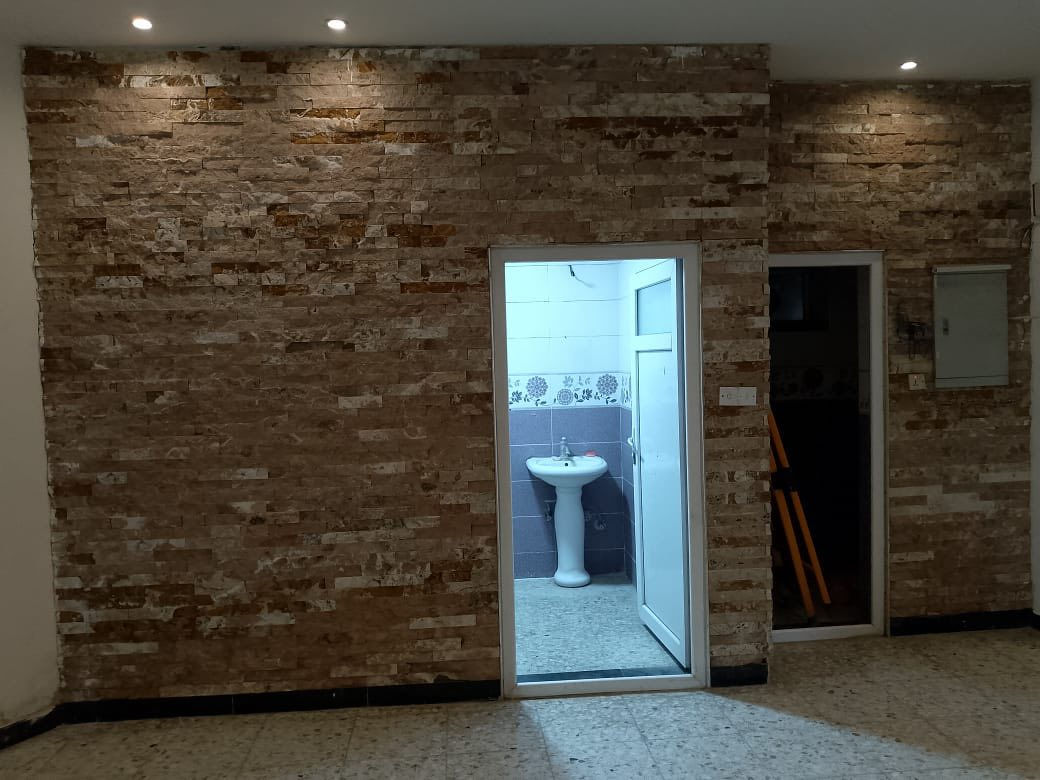 شقه ارضي 200متر دوره مقابل شارع ابو طيارة شارع الجامع مالك الملك غرفتين نوم مطبخ مخزن صحيات 2 حولي صاله بالكون مدخلين الشقه بالكون كبير ايجارها 500 للتواصل واتساب *********** اتصال فقط
