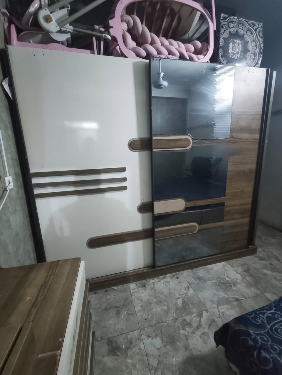 السلام عليكم 
مجموعة اغراض مستعملة للبيع 
غرفة نوم ب250 تركية وقوية وبيها اضرار مثل مواضح بالصورة 
وكاونتر ب125
وميز طعام مع 2 كراسي ب60
المكان بحي الجامعة


**إذا كنت صاحب هذا الإعلان وتريد حذفه لأي سبب، رجاءا أرسل رسالة إلى الدعم الفني**