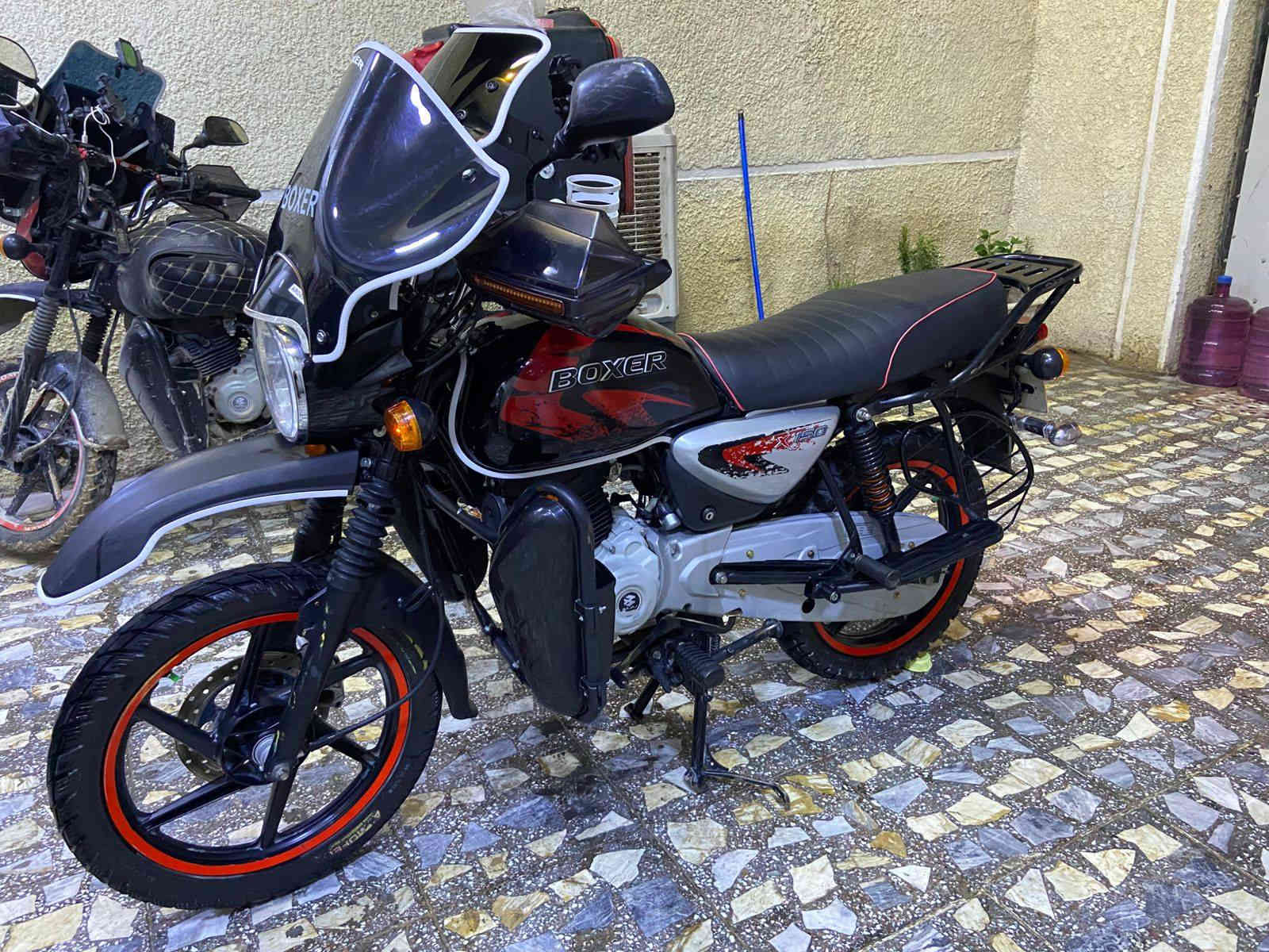 بوكسر جبلي موديل 23 شهر 8 رقم بغداد باسمي وشرط تحويل ثاني يوم الدراجة مفتوحة شركة والغراض كله من باجاج يعني شغل كله اصلي و وكالة ترايك للبصرة مابيها اي نقص السعر مليونين و 700 وبيها مجال بسيط للشراي الرقم  عنوان مدينة الصدر الحبيبية ***********
