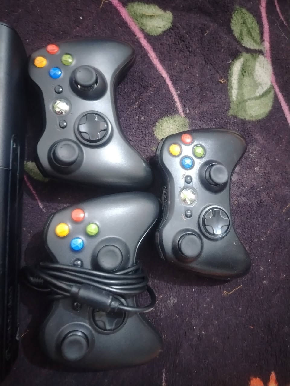 السلام عليكم اتاري للبيع اكس بوكس 360 الجهاز كلش نضيف 
وياه ٣ جوستيكات بيه 32 لعبه قويات السعر ١٣٠ وبيه مجال العنوان بغداد حي النصر رقمي ***********
