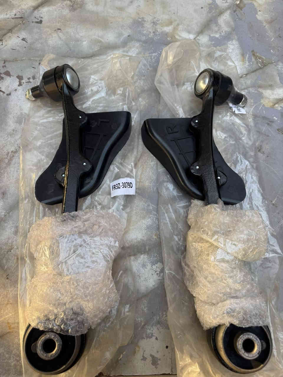 حياكم الله شباب
توفرت اذرع موستنك gt ابو الواقية من ١٥ الى ٢٣
هذني نفسهن تلكاهن مشدودات من تطلع السيارة من الشركة
بس جماعتنة يبدلوهن بالعاديات
اخوكم مهندس سيف ***********
