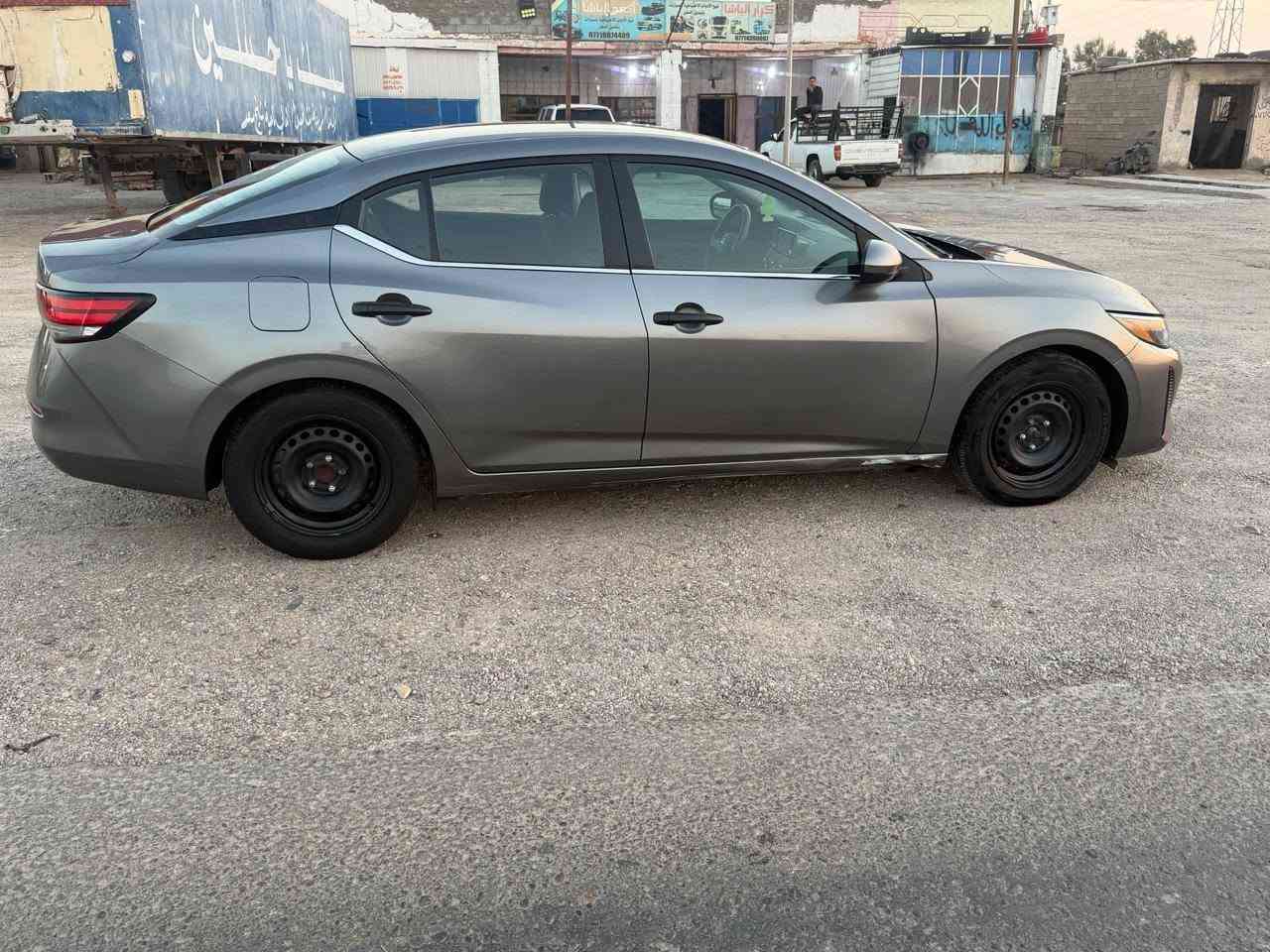 السلام عليكم بيع مستعجل وبالخير على لتصير من نصيبه نيسان سنترا  دخول جديد حره بسمي بدون رقم تترقم جميع المحافظات الضرر بدون تبديل اي قطعه بيه شبر بارد وبيه كلير قطعتين السياره جديده السعر 104 ***********
