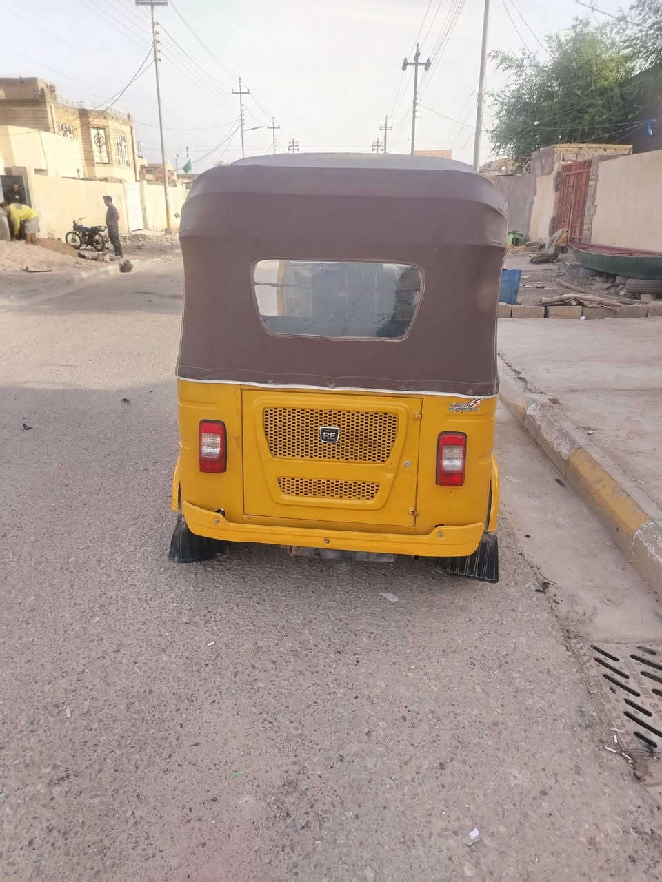السلام عليكم تكتك للبيع لونين سنويه مكينه كفاله بها صبغ لا تنقص ولا تبخر السعر 6400 وبيها مجال قليل *********** بيها ضربه يم البكلايت

