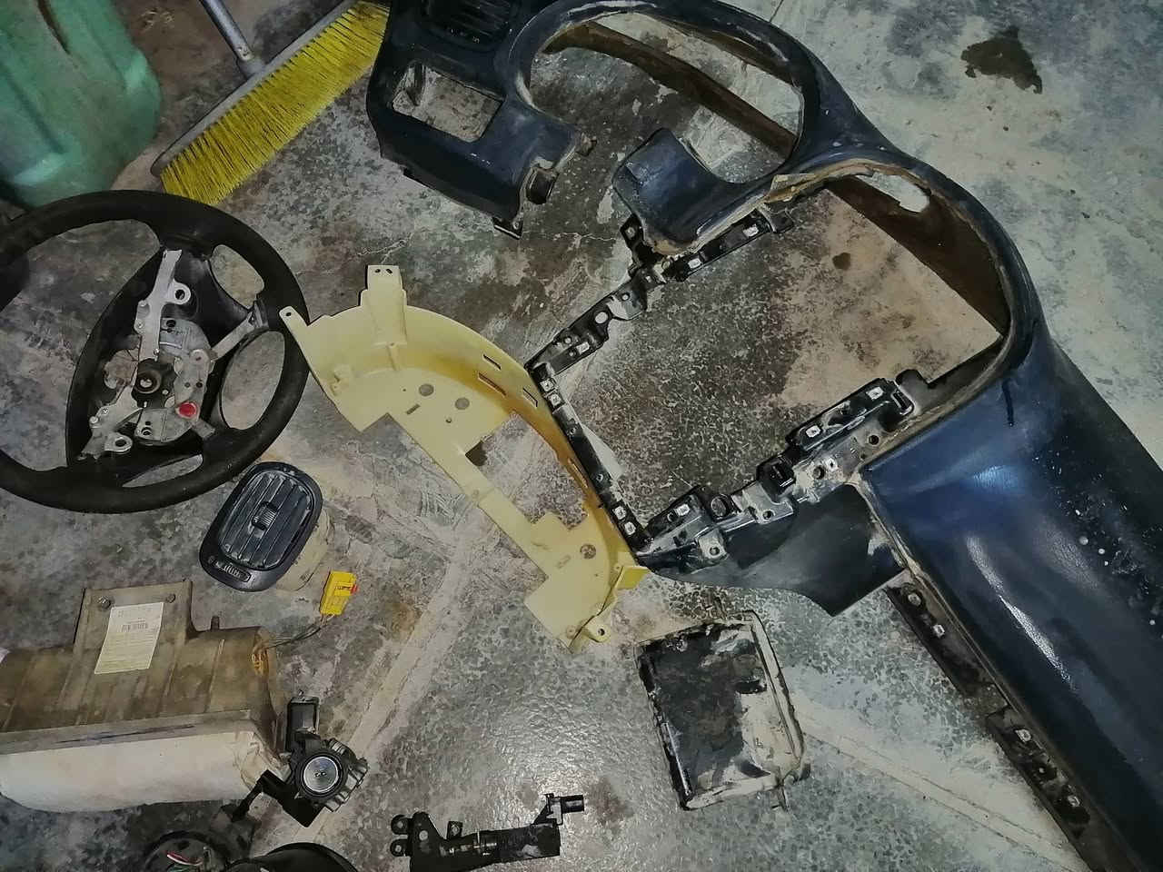 عندي هاي اغراض دوج كرفان موديل ٥ و٧ وايضا ترهم للكريسلر كرفان ابيع كل الاغراض شلع ١٥٠ الف شلعة وحدة وابيع هالموجود للاتصال *********** المكان بغداد واكو توصيل
