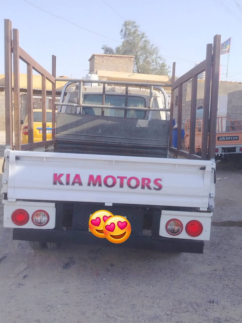 السلام عليكم كيا للبيع موديل 94 سياره حلوه رقم بغداد سياره بلاديه مكينه وكير ير خير من الله سياره حداديتها نص عمر سياره سخن تاير جواهر جديد بالكيس مكان سياره بغداد وسعرها ب 41 وبيها مجال السياره كهربائيات كلهن شغاله دبل اشاره لايتات عادي ناسي سكين كله شغال ***********
