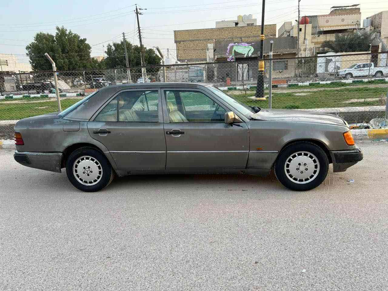 السلام عليكم للبيع مارسدس دب مديل 88 مكينه وكير ثنين ونص حداديه حلوه دواخل جديده تخم تاير كهربايات كلها شغاله رقم ذي قار مشروع وطني سنويه 27 مداور ثاني يوم قواعد الدبل سليمه بس وحده مصلحه مكاني الناصريه مركز السعر 27 وبيه مجال   رقمي *********** ناصرية, ذي قار
