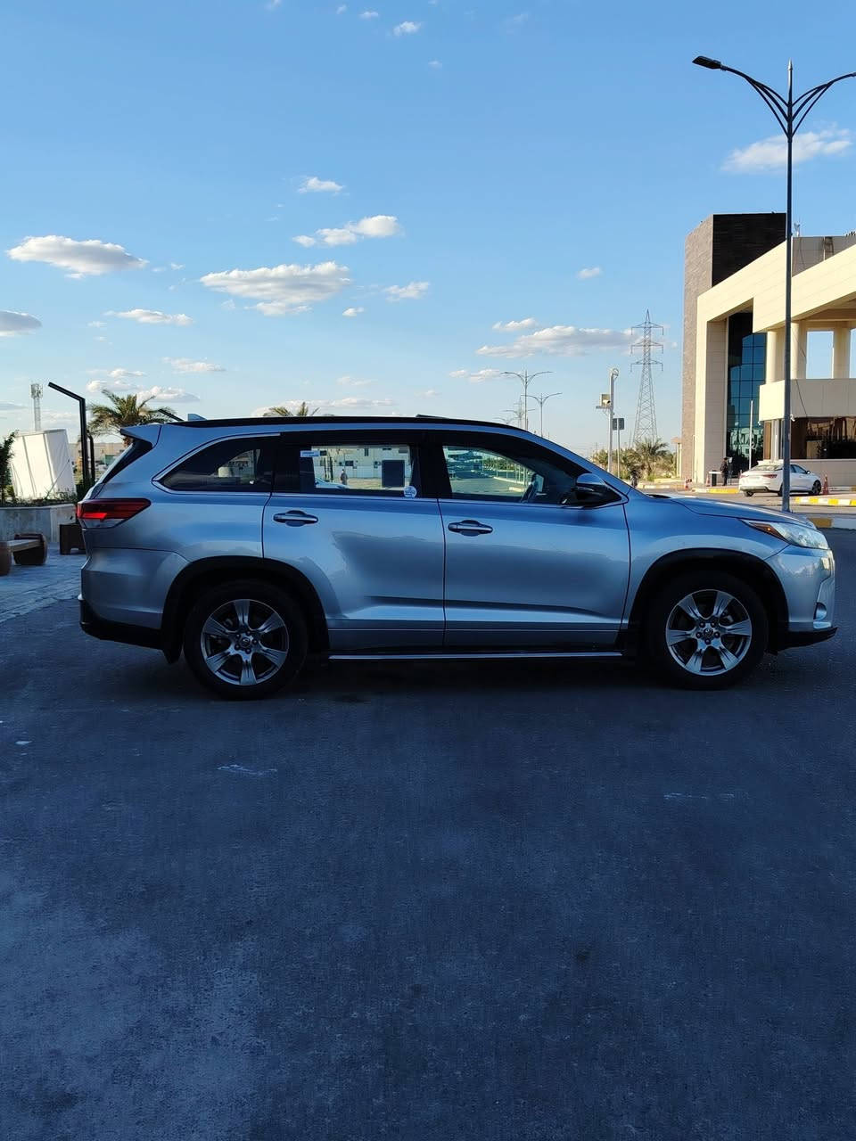 السلام عليكم للبيع بسعر مناسب 225 تيوتا هيلندر فول موصفات في ايبي 2017 امريكي  6 سلندر 3500 الضرر جاملغ خلفي والبنيد فقط بس بخ بمريكا بدون اي داخل شرط الفحص السياره ماشيه 78 الف حيل جديده وموصفات كشن منفصل 7 راكب تبريد مركزي رادارات بصمه فتحه كشنات كهرباء تدفئه تبريد بل كشن فتحه جلد بجم زنون السياره بعد بيه موصفات هوايه رقم وهزه وسنويه جدد تحويل مباشر العنوان تكريت
***********
