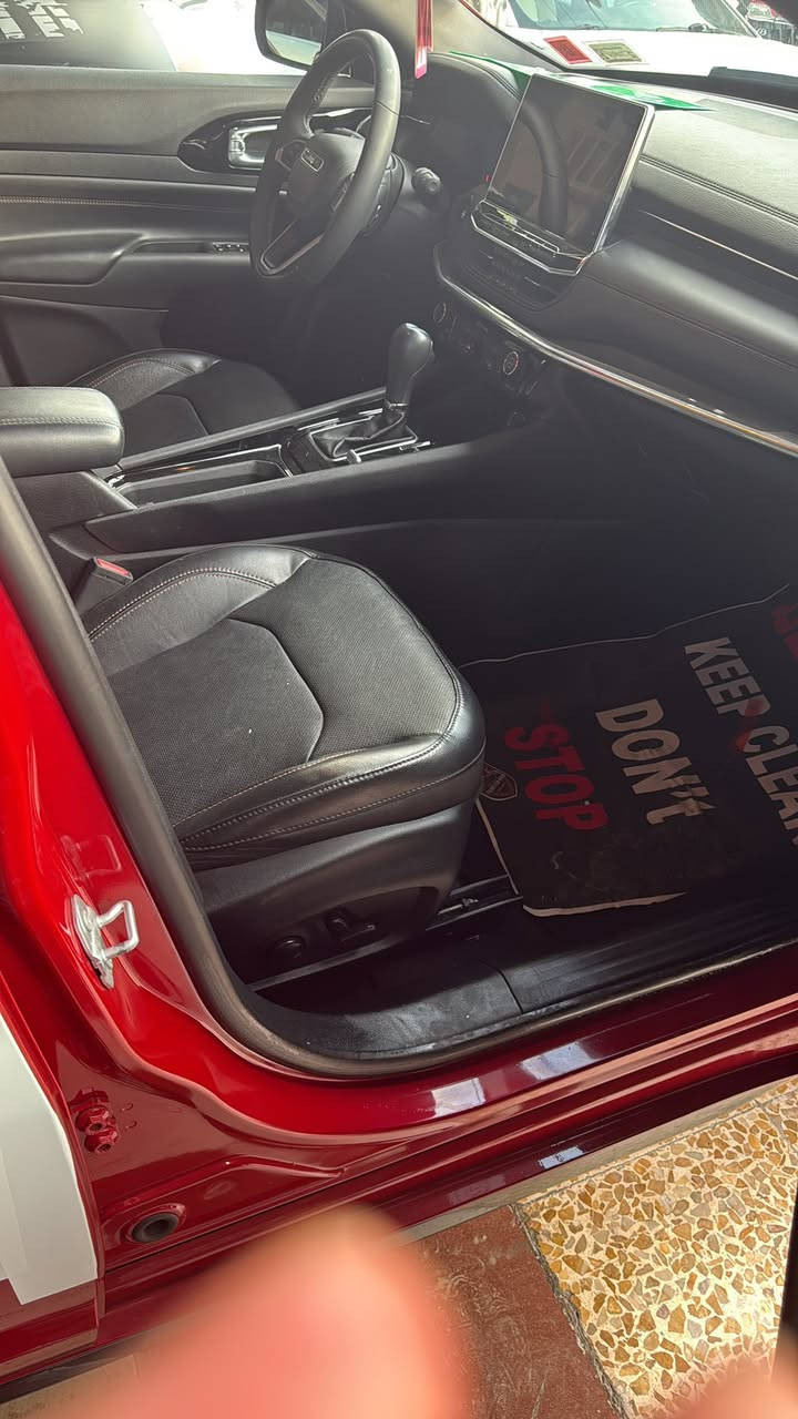 سلام عليكم جيب كومباس موديل 2023 فول مواصفات للاخير شنو البالك بيها  السعر 172    ***********
