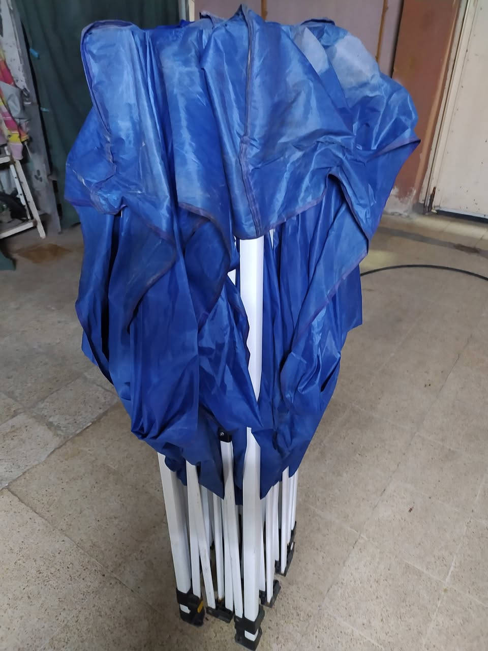 للبيع
 عندي هاي المظله
نضيفه واستخدام شي قليل 
طول 4امتار و43
عرض 2متر و88
ارتفاع اقل شي مترين  وأكثر تفتح
نوع الحديد ثقيل .. تفاصيل اكثر تفضل خاص  ***********
