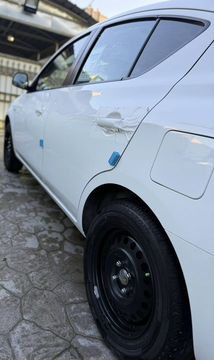 سني هندي 2024 ام الشباك الجديد ضمان شركة السور 
 / هندي اصلي
بليتة زركة بالتكمة
ماشية 7000
بعدها بفابلون الشركة 
شاشة الاصلية وكامير وتحكم ستيرن 
والداخل مغلفة كله سستم نايلون حراري دشبول و ابواب وسقف القماره و التكم و الصندوق 
وشادلها منضومة لايت زينون عالي و ناصي وبلوجكتر و الكبات مال تاير بعدهن بالنايلون هواي صارف عليهه بس اللايتات ب225 الف هي والنايلون مكلفات حوالي قريب ال500 و اي اغراض الهه بعدني مفاتحهن  على حطتهن بوضع الشركة
رايدهه ب 136 وبيهه مجال ان شاء الله
مكاني بغداد الكرخ 
للاستفسار الاتصال على الرقم : ***********
