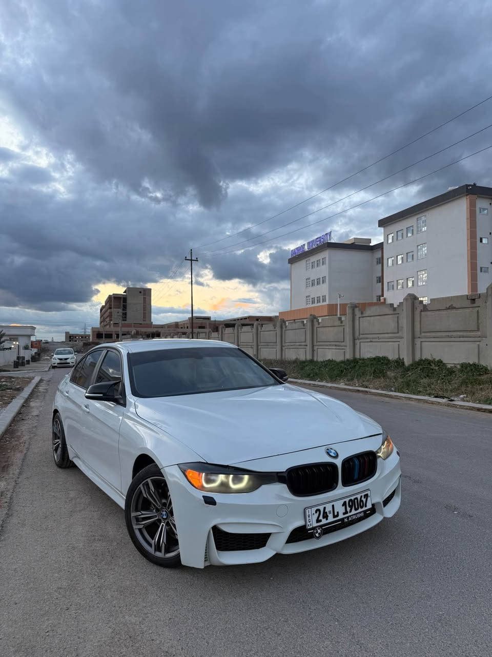 بي ام دبليو 320 2017 
كير و محرك بشرط محرك مفتوح بس بشرط 
سيارة بيها شبر من البوند و جاملغ صبغ 
و سيارة بيها 2 تعديل بارد 
دواخل و ارباكات بشرط
سيارة ماشية 122 ميل 
سعر السيارة 139$ قفل قفل 
مكان السيارة دهوك 
للاتصال *********** سميل, دهوك
